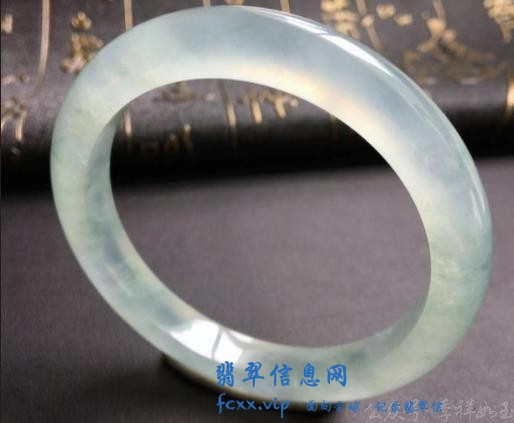 什么样的翡翠手镯升值空间大-1.jpg