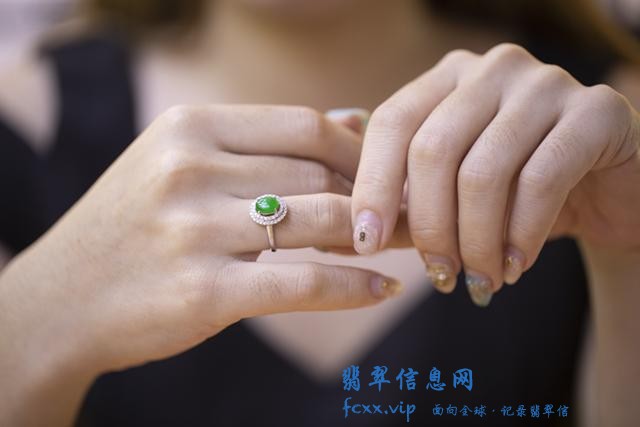 手粗手细都可以佩戴翡翠戒指，最重要是选对款式-2.jpg