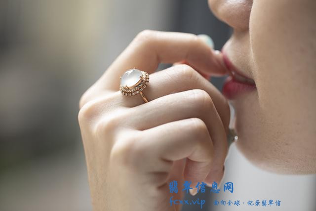手粗手细都可以佩戴翡翠戒指，最重要是选对款式-1.jpg