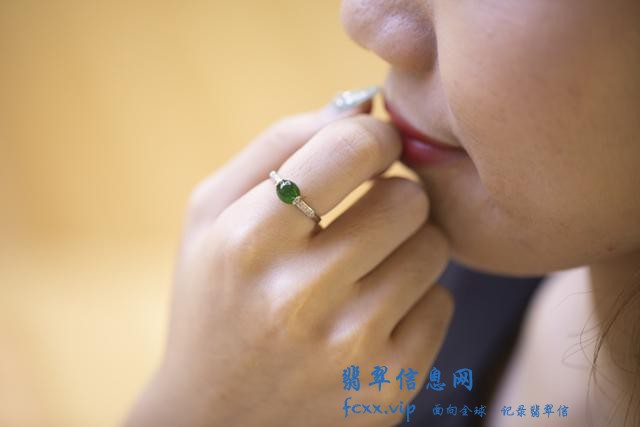 手粗手细都可以佩戴翡翠戒指，最重要是选对款式-3.jpg
