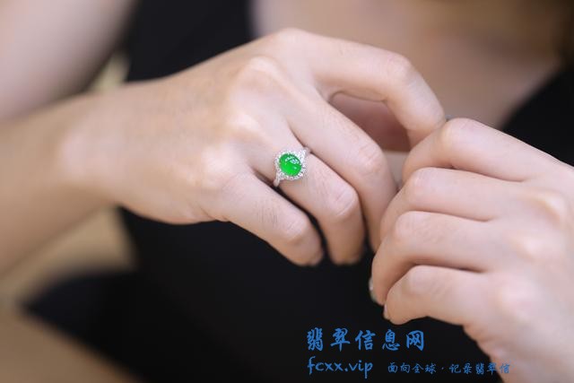 手粗手细都可以佩戴翡翠戒指，最重要是选对款式-5.jpg