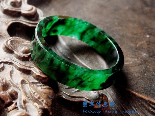 翡翠的两种鲜明特点，对你鉴定有很大帮助-2.jpg