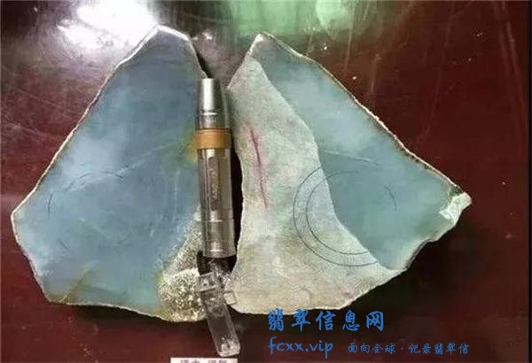 打灯不见色的翡翠原石，货主12000拿下，意外掏出6件精品-8.jpg