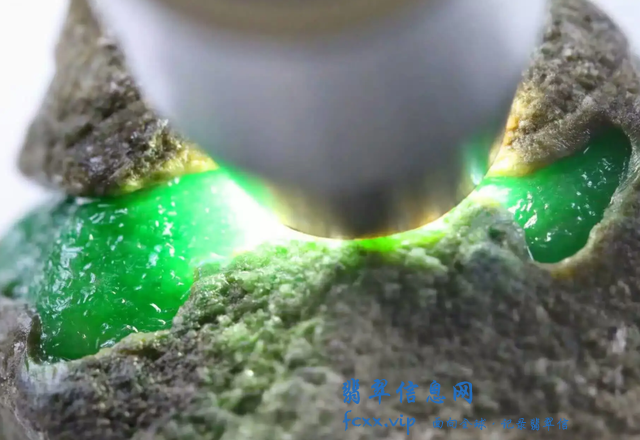 男子花30万买石头，一刀开出玻璃种帝王绿，价格涨了三千万-4.jpg