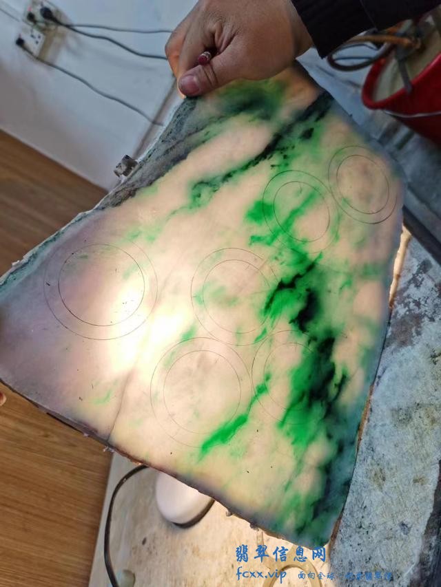这样的戒面可不是边角料，是翡翠的“眼”，小几颗价值比手镯还高-2.jpg