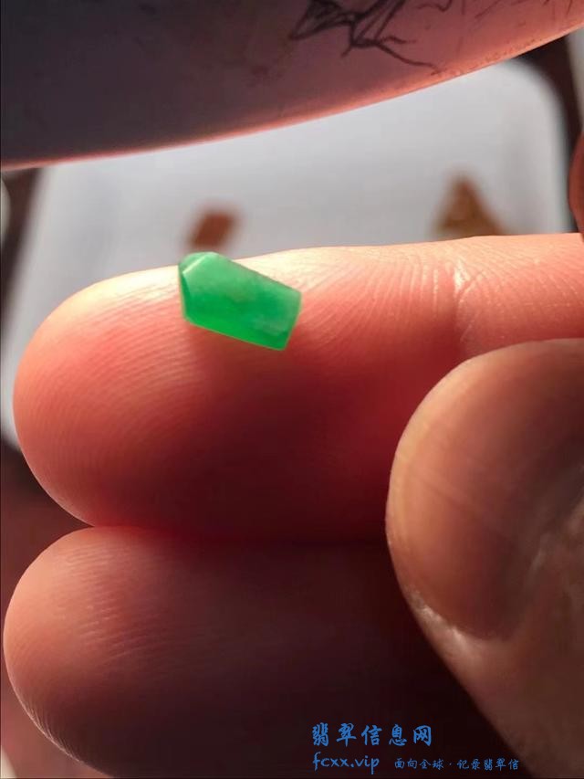 这样的戒面可不是边角料，是翡翠的“眼”，小几颗价值比手镯还高-7.jpg