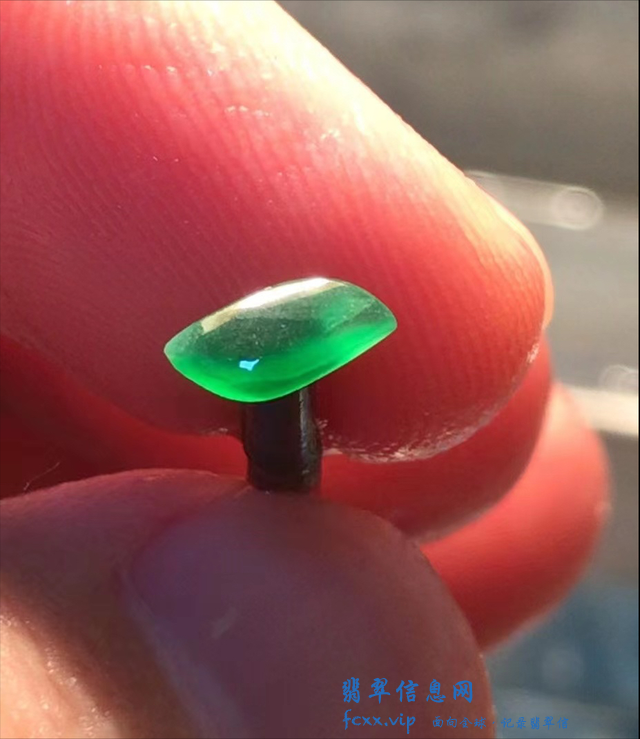 这样的戒面可不是边角料，是翡翠的“眼”，小几颗价值比手镯还高-9.jpg