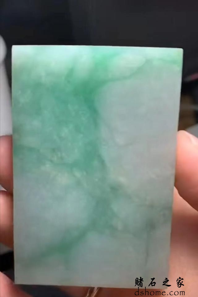 翡翠雕刻实战，用不一样的思路去保留与利用翡翠上的绿色-1.jpg